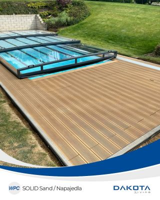 💦 Bazénová terasa v odstínu Sand ☀️ Prostor kolem bazénu jsme obložili WPC SOLID Sand – masivními prkny v příjemně světlém...